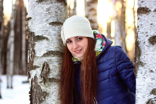 Mujer de retrato de invierno en el bosque