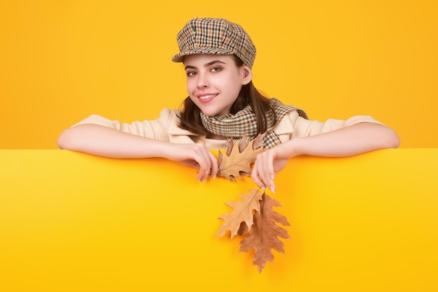 Mujer de retrato de otoño con hojas de arce de otoño sobre fondo aislado de estudio con espacio de copia otoño po