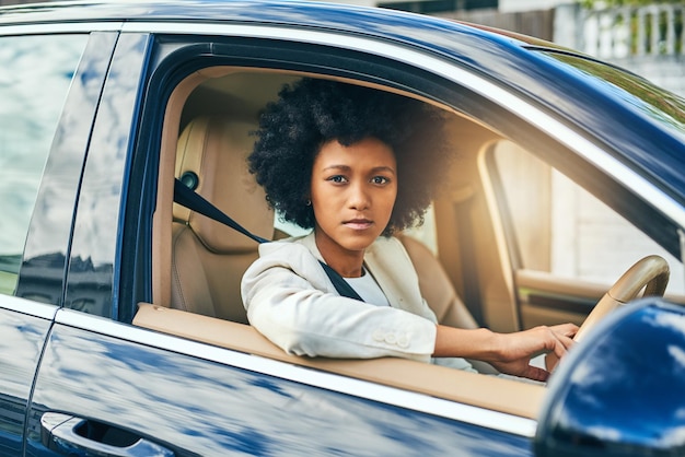 Mujer retrato y serio para conducir coche para la licencia libertad para viajar y viaje por carretera aventura conductor persona africana o prueba en vehículo de motor para el transporte nuevo propietario o confianza para el viaje