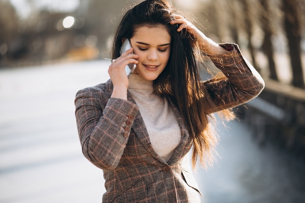 Mujer con retrato de teléfono