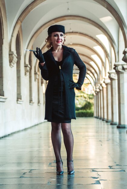 Foto mujer retro en la estación de tren