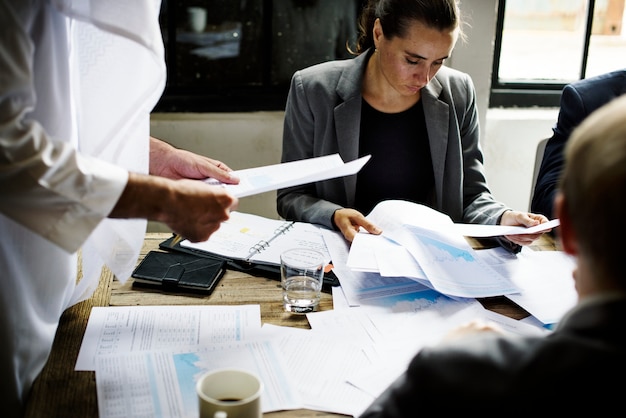 Una mujer en una reunión de negocios diversos