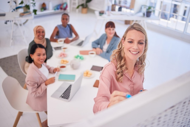 Mujer de reunión de negocios y escritura en una presentación de estrategia de marketing con el calendario de trabajo en equipo y el empleado que trabaja en la innovación de la empresa y la planificación corporativa para el diseño web creativo