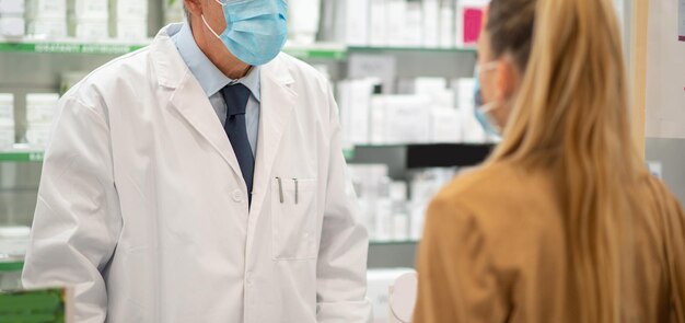 Mujer revisando en una farmacia