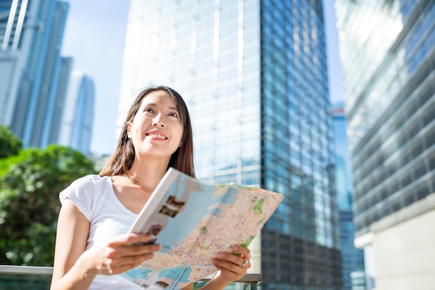 Mujer revisando el mapa