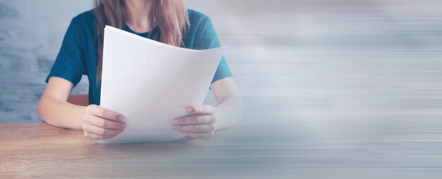 Foto mujer revisando papeles en el escritorio