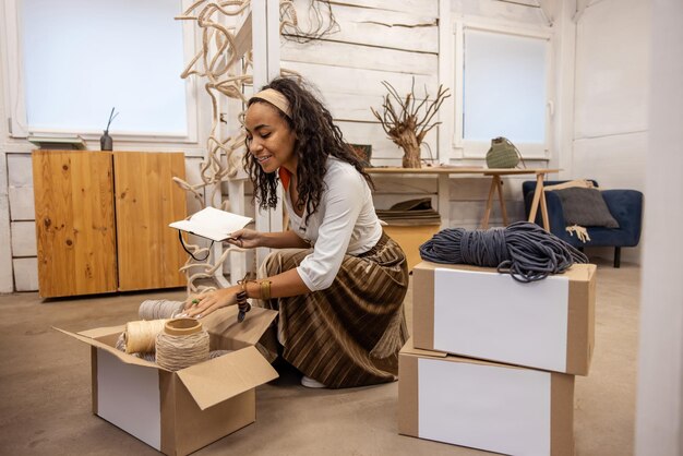 Mujer revisando los productos en cajas llenas