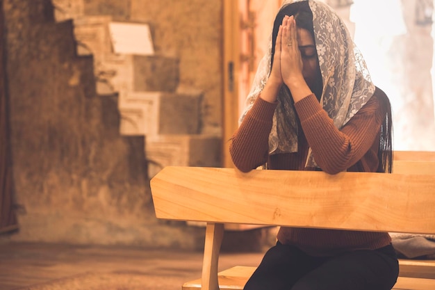 Mujer rezando en la iglesia