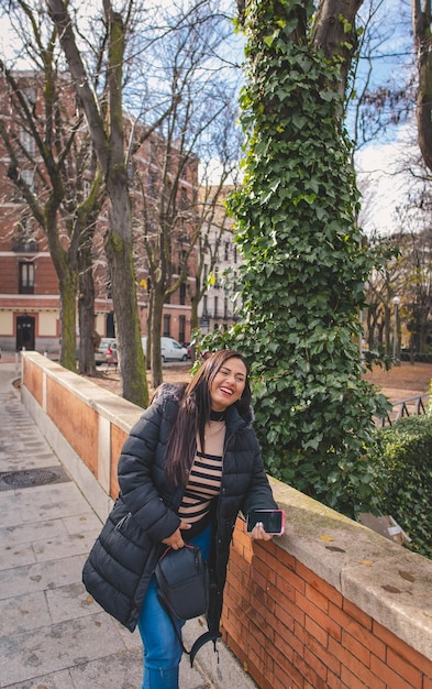 Mujer riendo en la calle