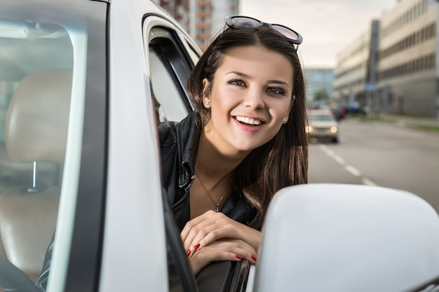 Mujer riendo en el coche