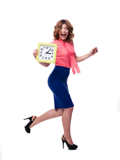 Mujer riendo corriendo con reloj