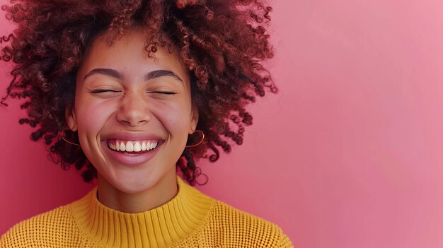 Una mujer riendo en un fondo rosa aislado