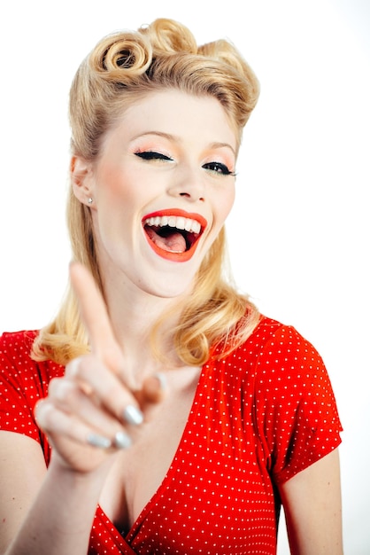 Mujer riendo guiños retrato de niña sonriente feliz confundida mujer hermosa con gesto de cuestionamiento