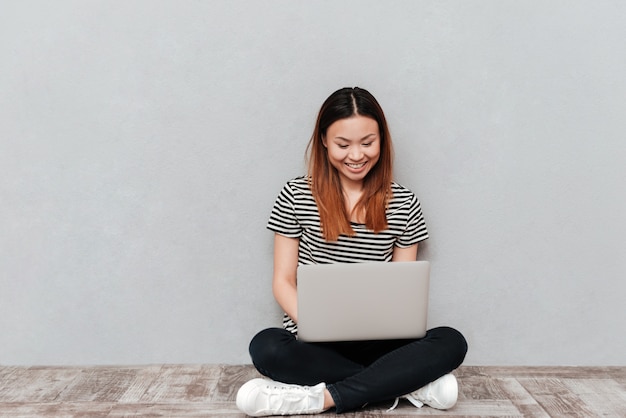 Mujer riendo con laptop