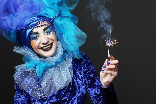 Mujer riendo con maquillaje teatral creativo