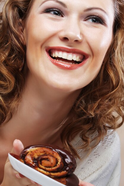 Foto mujer riendo con pastel