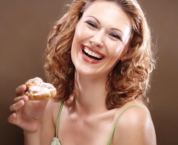 Mujer riendo con pastel