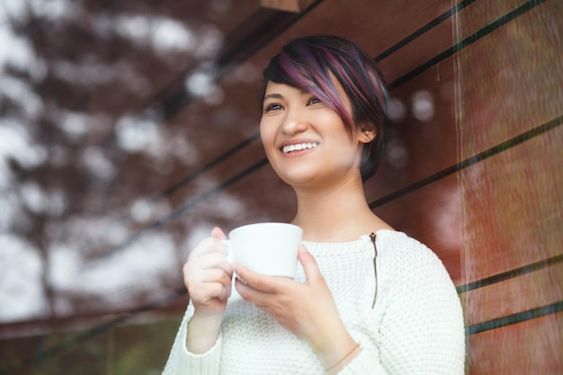 Mujer riendo con taza de café