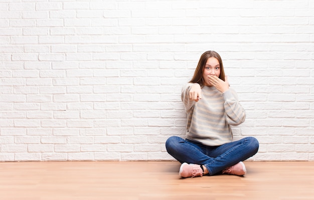 mujer riéndose de ti, señalando y burlándose de ti o burlándose de ti