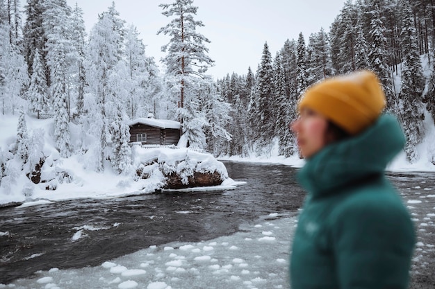 Mujer en un río helado en Laponia, Finlandia