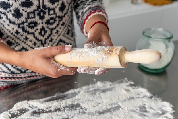 Mujer con un rodillo cubierto de harina