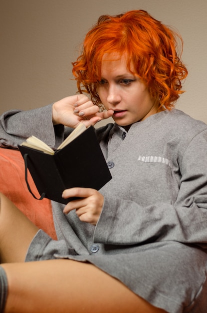 Mujer roja leyendo