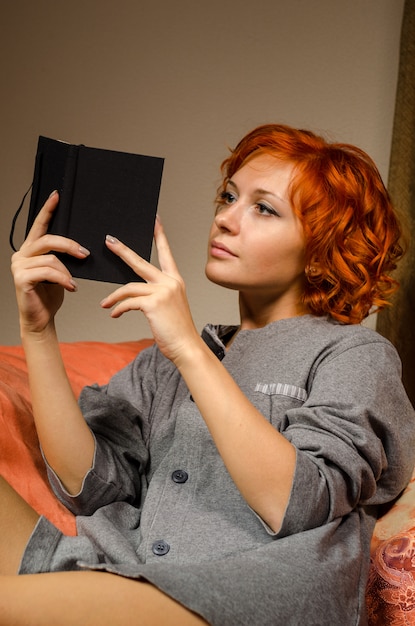 Foto mujer roja leyendo