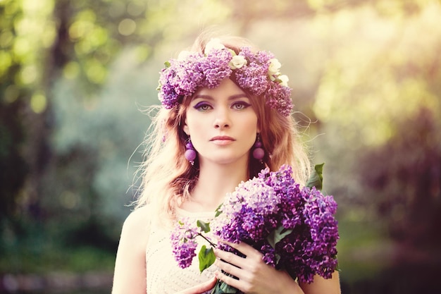 Mujer romántica con flores al aire libre