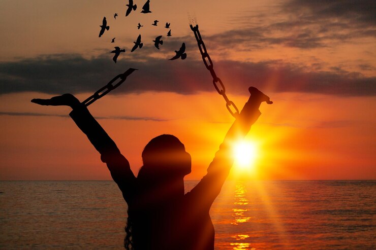 Foto la mujer rompiendo cadenas de acero con pájaros libres