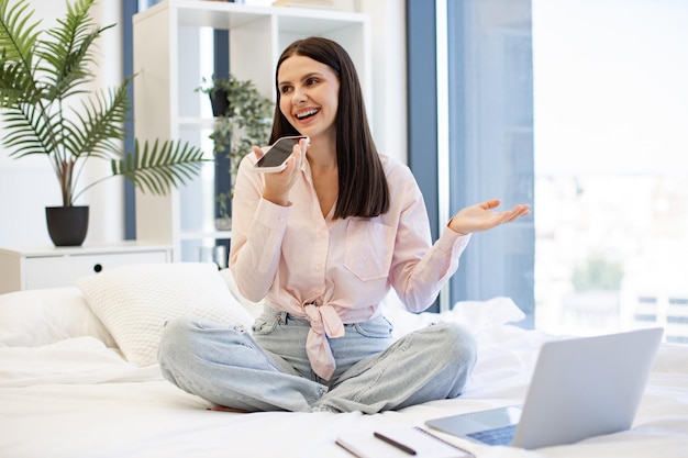 Mujer con ropa casual disfrutando del intercambio de mensajes de audio