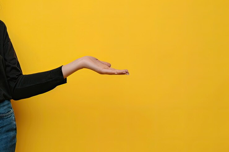 Foto mujer ropa casual estudio mano gesto fondo amarillo inalterado