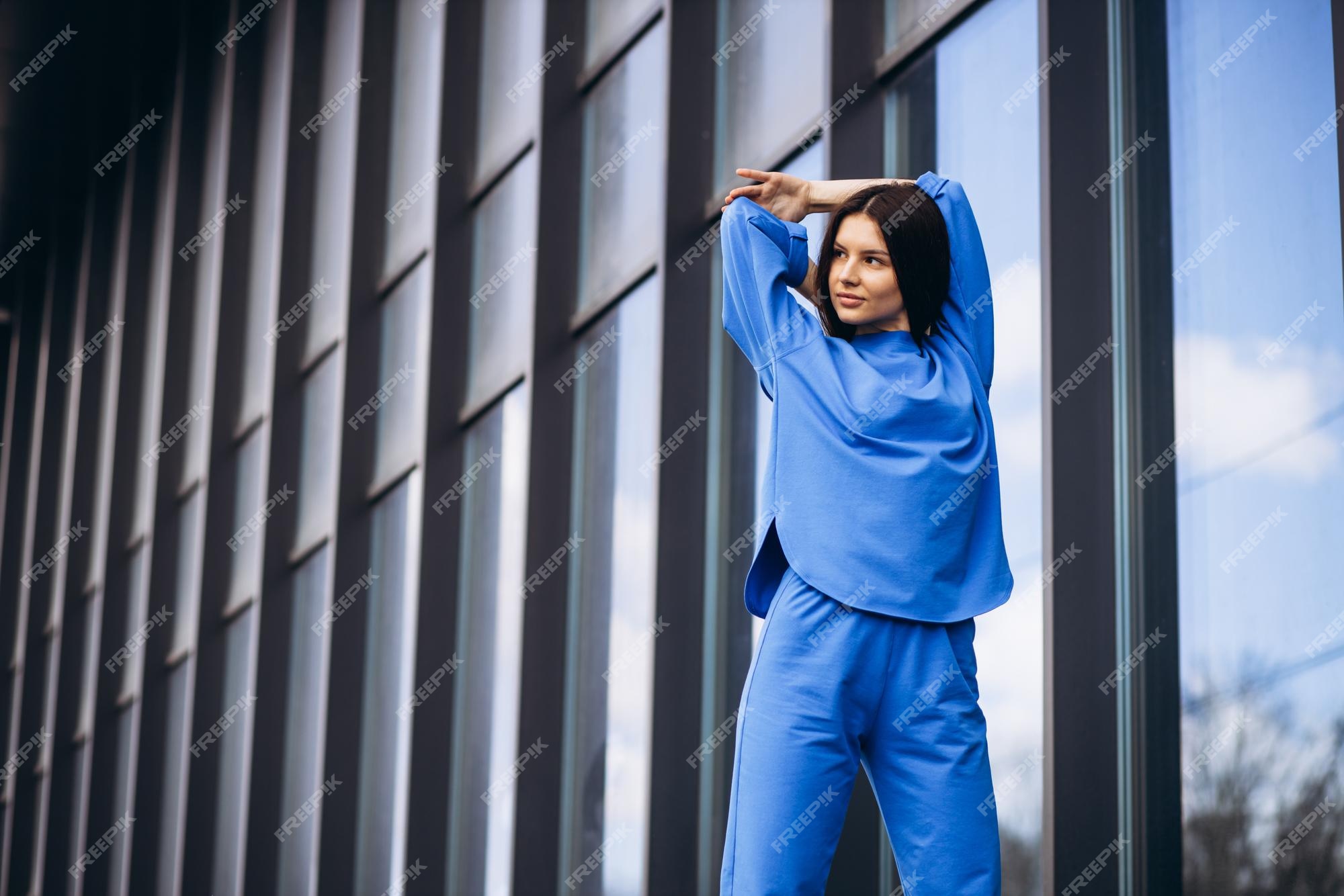 Mujer en deportiva azul que se de la calle | Premium