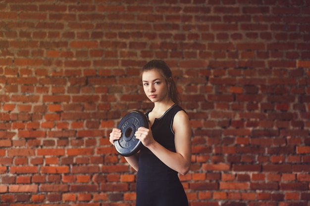 Mujer en ropa deportiva haciendo crossfit