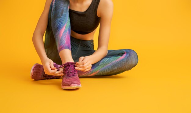 Mujer en ropa deportiva de moda