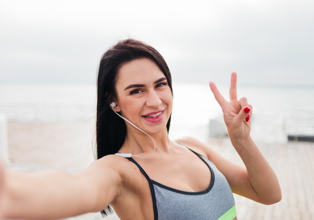 Mujer en ropa deportiva en la playa