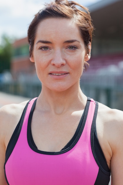 Mujer en ropa deportiva rosa