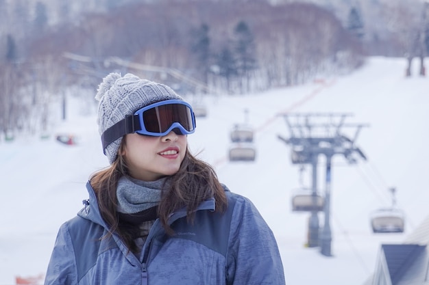 Mitones promedio asignación Mujer con ropa de esquí y gafas en la montaña de invierno de nieve. | Foto  Premium