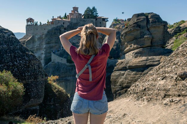 Mujer con ropa informal visitando el monasterio de Meteora en Grecia