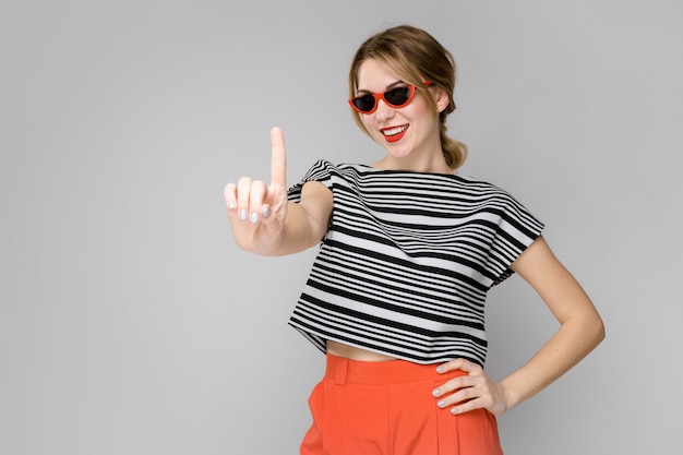 Mujer en ropa de moda y gafas de sol