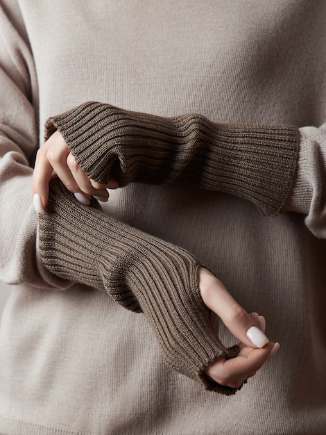 Mujer en ropa de primavera, bufanda Snood, sombrero y guantes.