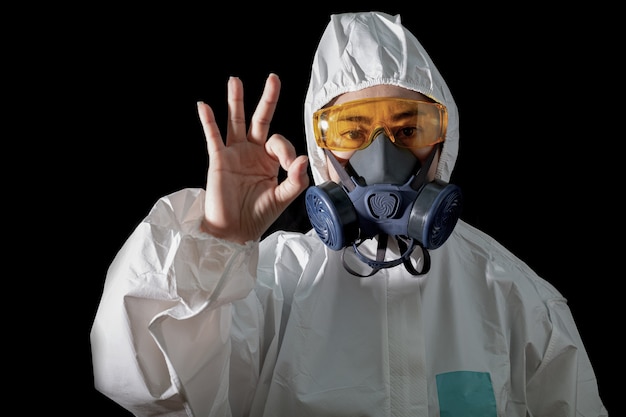 Mujer en ropa de protección química y máscara antigas con gafas