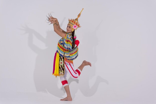 Mujer con ropa tradicional bailando contra un fondo blanco