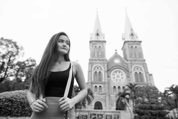 Foto mujer con ropa tradicional contra el cielo en la ciudad