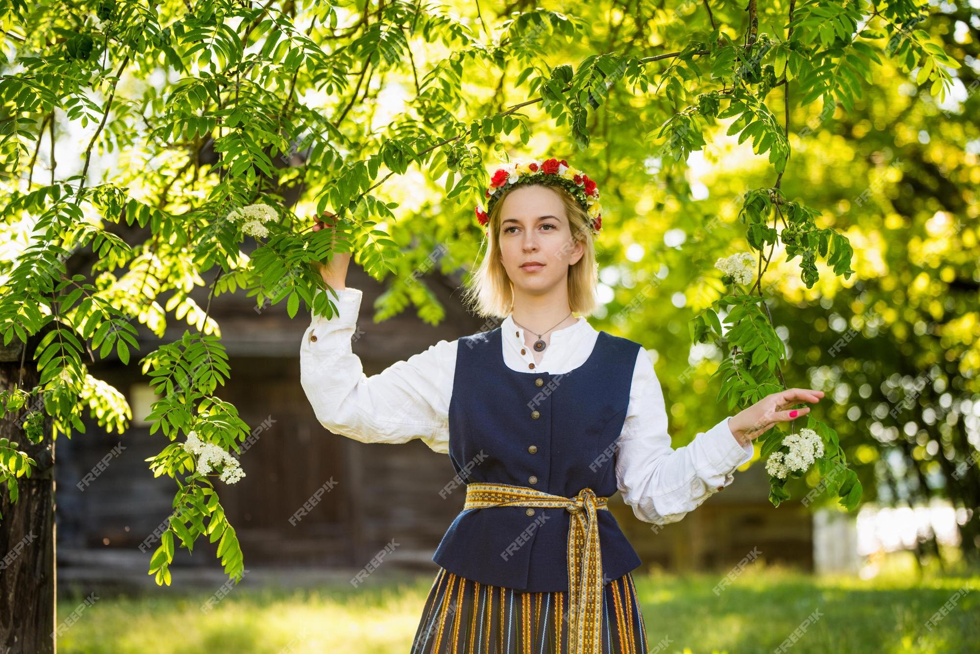 Mujer en ropa tradicional posando sobre la naturaleza en el pueblo | Foto  Premium