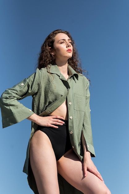 mujer ropa de verano al aire libre en la playa