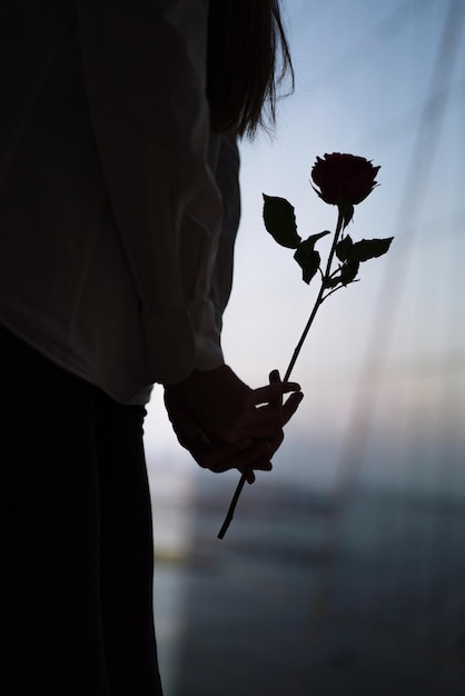 Mujer con una rosa roja