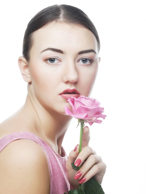 Mujer con rosa rosa