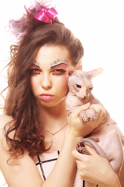 Mujer con rostro creativo con gato Sphynx