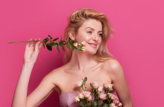Mujer con rostro hermoso retrato facial hermosa joven tierna sensual modelo de moda aislada en el estudio