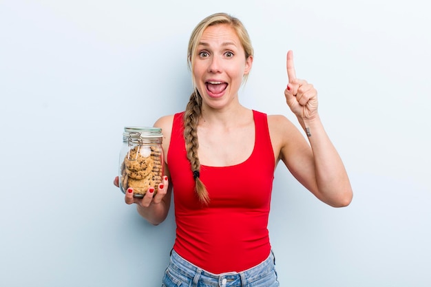 Mujer rubia adulta joven con galletas caseras